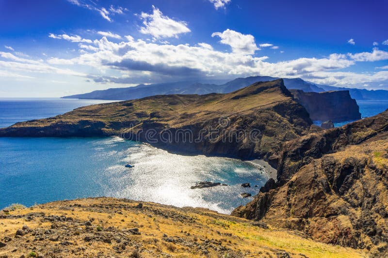 Panorama- landskapsikt av den Atlantic Ocean kustlinjen på den Portugal ömadeiran arkivbild Panorama- landskapsikt av den Atlantic Ocean kustlinjen på den Portugal ömadeiran arkivbild