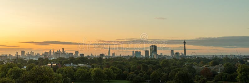 Panorama Londyńska linia horyzontu widzieć od Pierwiosnkowego wzgórza zdjęcia royalty free Panorama Londyńska linia horyzontu widzieć od Pierwiosnkowego wzgórza zdjęcia royalty free