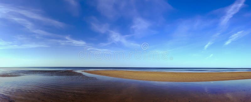 Panorama längs den tomma baltiska havets kust en varm höstdag i jurmala latvia. arkivbild