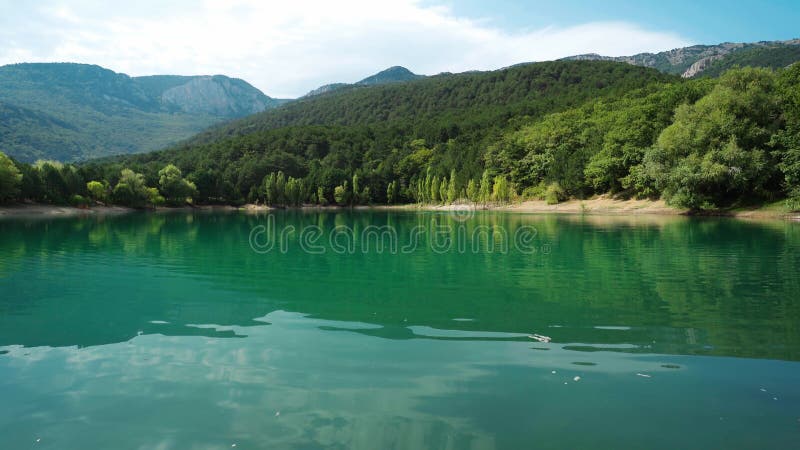 Panorama magnifique paysage pittoresque avec des bois et des montagnes du lac de montagne turquoise banque de vidéos