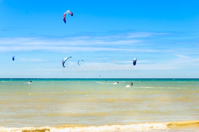Panorama met veel mensen die het kitesurfing doen stock afbeelding Panorama met veel mensen die het kitesurfing doen stock afbeelding
