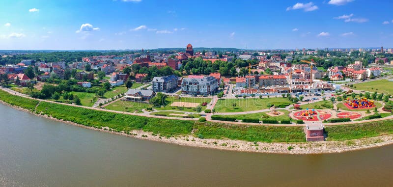 Panorama miasta Tczew nad rzekÄ… WisÅ‚a w Polsce. Panorama miasta Tczew nad rzekÄ… Wisla w Polsce, krajobraz, panoramiczny, podróże, polski, miejski, niebieski, europa, miejsce, turysta, turystyka, stare, miasto, niebo, krajobraz, krajobraz, piÄ™kny, Å›cieżka, wistula, lato, idyllic, koÅ›ciół, most, pomeranian, budynki, architektura, park, scena, miejsce, miejsce docelowe, antena, dron, dron, riverne boczna, europejska, budynek, rzeka, woda, sceniczny, plac zabaw, promenada