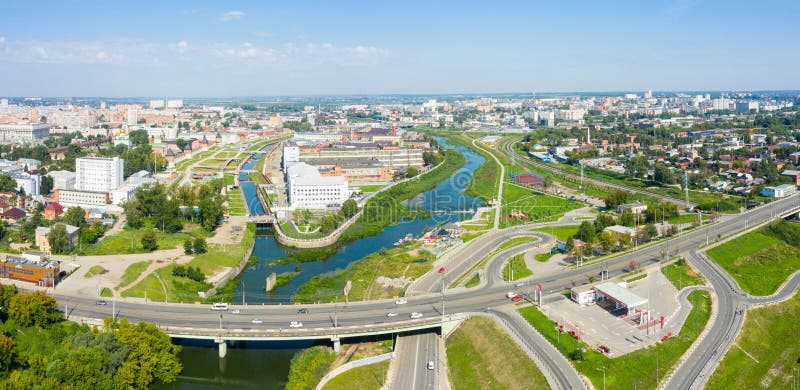 Panorama miasta Tula i Upa River Embankment, Kazanskaya Embankment i park w historycznej części Tuli niedaleko Kremla