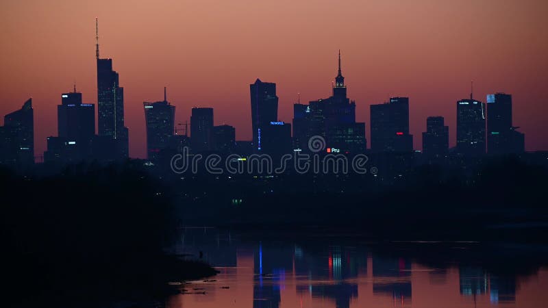 Panorama miejska o zachodzie słońca. Światła nocne miasta. Warszawa Polska. Widok centrum miasta. 6 marca 2025 r.. zbiory