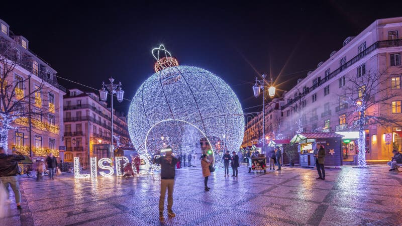 Panorama mit Weihnachtsdekorationen mit großer Kugel auf Luis de camoes Platz Nachttischlampe.