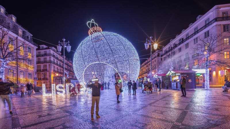 Panorama mit Weihnachtsdekorationen mit großer Kugel auf Luis de camoes Platz Nachttischlampe.