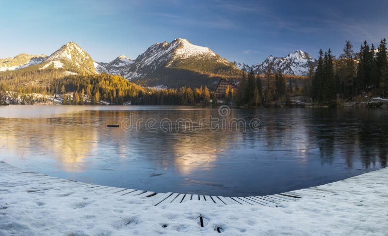 Panoráma horského jazera v zimnej scenérii, Štrbské Pleso, Sl