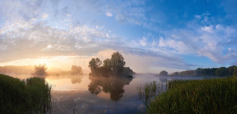 Panorama nad jeziorem. Kolorowy wschód sÅ‚oÅ„ca z chmurami nad jeziorem zdjęcie stock Panorama nad jeziorem. Kolorowy wschód sÅ‚oÅ„ca z chmurami nad jeziorem zdjęcie stock