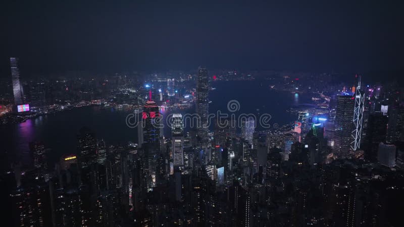 Panorama nocturne de tout le hong kong illuminé banque de vidéos
