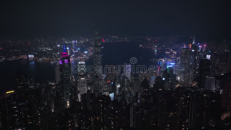 Panorama nocturne de tout le hong kong illuminé banque de vidéos