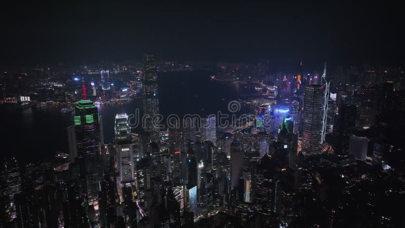 Panorama nocturne de tout le hong kong illuminé banque de vidéos
