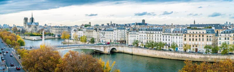 De a un rio en París en otono.