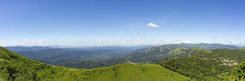 Panorama, o cenário no ponto de vista da tarde Complexo das montanhas, céu azul claro Ponto de vista da mina de Pilok, Kanchanabu imagens de stock Panorama, o cenário no ponto de vista da tarde Complexo das montanhas, céu azul claro Ponto de vista da mina de Pilok, Kanchanabu imagens de stock
