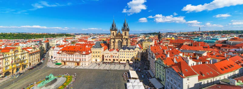 Panoramica estate aerea panorama della Piazza della Città Vecchia e la Chiesa di Nostra Signora di Tyn a Praga, Repubblica ceca.