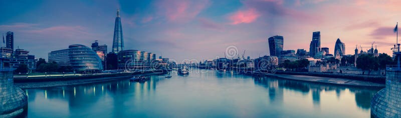 Panorama op Londen en Theems bij schemering, van Toren Brid stock fotografie Panorama op Londen en Theems bij schemering, van Toren Brid stock fotografie