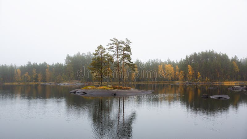 Panorama otoñal del lago Haukkajarvi Vista nublada por la mañana del parque nacional Helvetinjarvi, Finlandia, Europa La belleza imagen de archivo libre de regalías Panorama otoñal del lago Haukkajarvi Vista nublada por la mañana del parque nacional Helvetinjarvi, Finlandia, Europa La belleza imagen de archivo libre de regalías