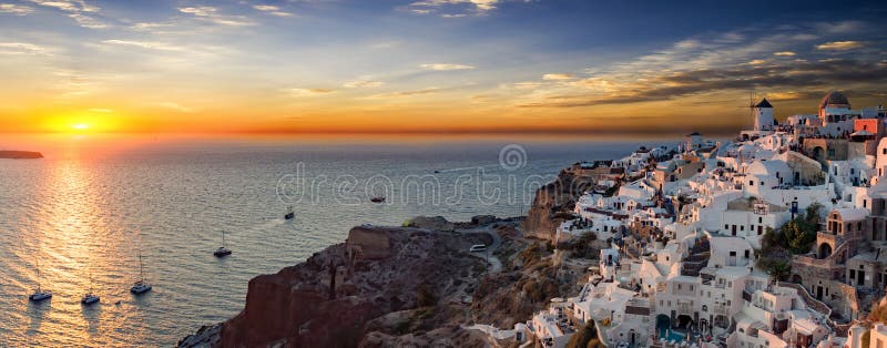 Panorama over het dorp van Oia op Santorini-Eiland royalty-vrije stock foto Panorama over het dorp van Oia op Santorini-Eiland royalty-vrije stock foto