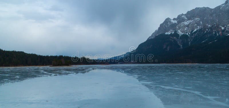 Panorama paisagístico do lago eibsee com reflexão em montanha zugspitze alemanha fotografia de stock