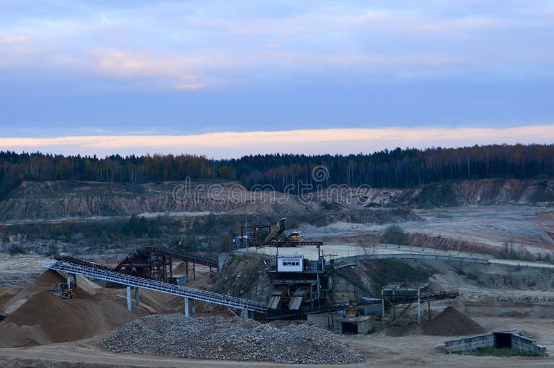 Panorama pentru partea superioară a minei de pelicule de caolin cu autobasculante și macarale. carieră pentru extracția mineralelo royalty free stock photos