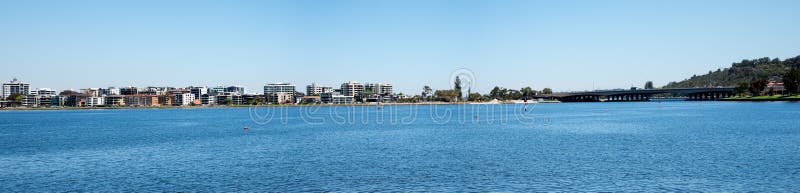 Panorama Perth miasta bridżowy i Południowy Perth przy Łabędzią rzeką zdjęcie stock Panorama Perth miasta bridżowy i Południowy Perth przy Łabędzią rzeką zdjęcie stock