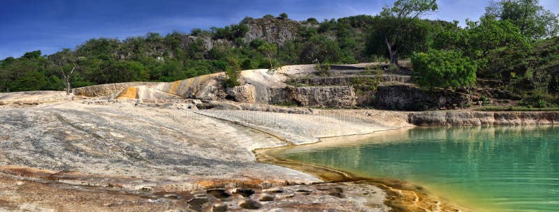 Panorama's van de Cascades minerale lentes Hierve Gr Agua i royalty-vrije stock foto's Panorama's van de Cascades minerale lentes Hierve Gr Agua i royalty-vrije stock foto's