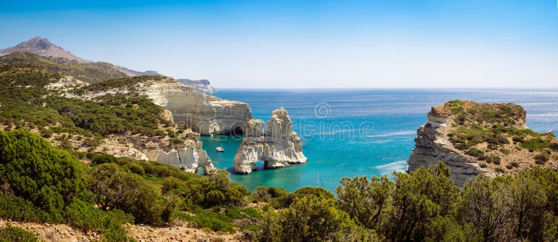 Panorama- seascapesikt av Kleftiko den steniga kustlinjen på Milos isl royaltyfria foton Panorama- seascapesikt av Kleftiko den steniga kustlinjen på Milos isl royaltyfria foton