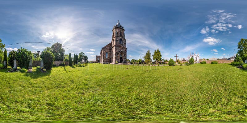 Panorama sem emenda completo do hdri 360 de ?ngulo graus de fachada da opini?o da igreja na arquitetura g?tico neo medieval decor fotografia de stock Panorama sem emenda completo do hdri 360 de ?ngulo graus de fachada da opini?o da igreja na arquitetura g?tico neo medieval decor fotografia de stock