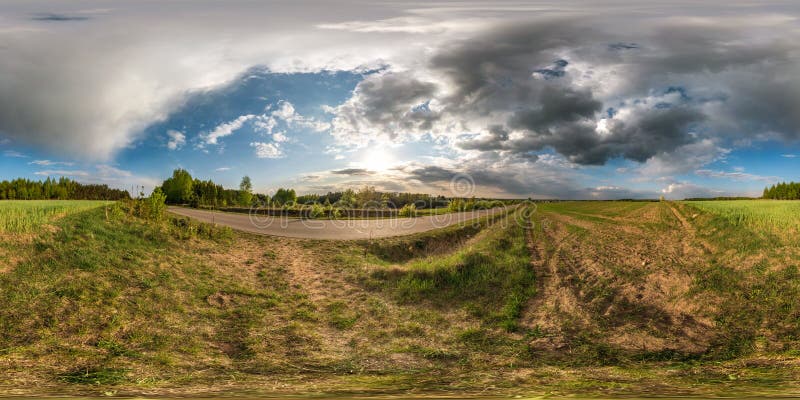 Panorama sem emenda esf?rico completo 360 graus de opini?o de ?ngulo em nenhuma estrada asfaltada do tr?fego entre a aleia e camp imagem de stock royalty free Panorama sem emenda esf?rico completo 360 graus de opini?o de ?ngulo em nenhuma estrada asfaltada do tr?fego entre a aleia e camp imagem de stock royalty free