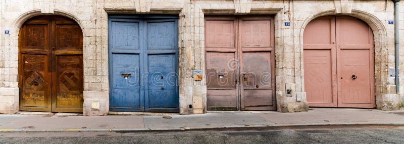 Panorama ser färgstarka gamla dörrar i ett tyst stadsgrannskap i Rouen royaltyfri foto Panorama ser färgstarka gamla dörrar i ett tyst stadsgrannskap i Rouen royaltyfri foto