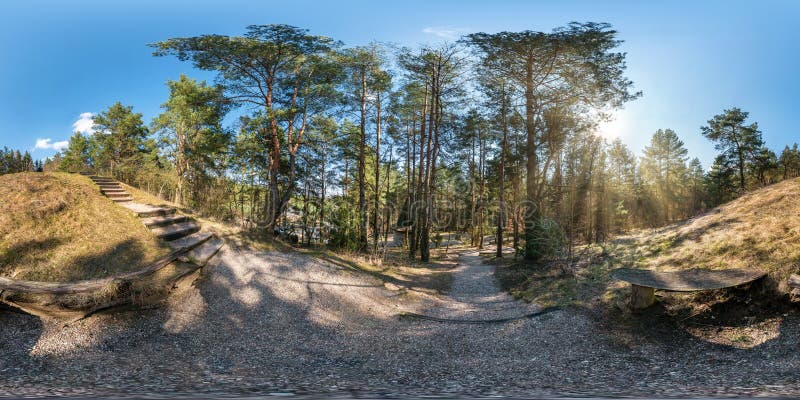 Panorama sferico completo di hdri 360 gradi di vista di angolo sul percorso pedonale della pista ciclabile del sentiero per pedon fotografie stock libere da diritti Panorama sferico completo di hdri 360 gradi di vista di angolo sul percorso pedonale della pista ciclabile del sentiero per pedon fotografie stock libere da diritti