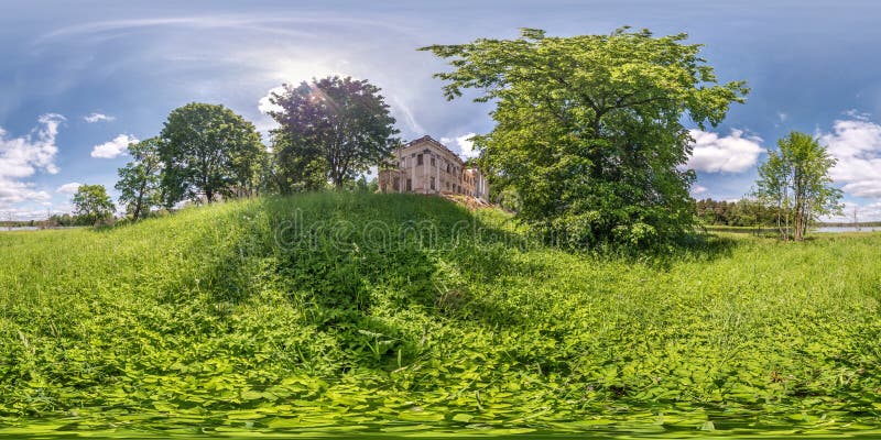 Panorama sferico senza cuciture completo di hdri 360 gradi di vista di angolo vicino al complesso rovinato del parco e del palazz fotografie stock Panorama sferico senza cuciture completo di hdri 360 gradi di vista di angolo vicino al complesso rovinato del parco e del palazz fotografie stock