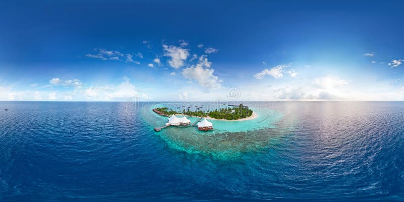 Panorama sferyczna tropikalnej raj plaÅ¼owej na maleÅ„kiej wyspie Malediwy