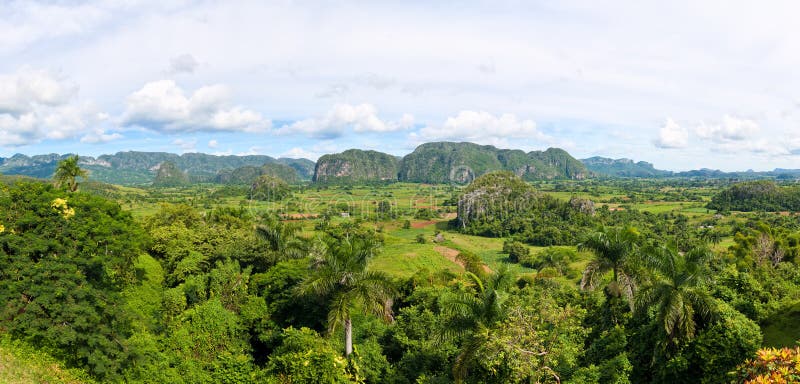 Panorama- sikt av den Vinales dalen i Kuba royaltyfri fotografi Panorama- sikt av den Vinales dalen i Kuba royaltyfri fotografi