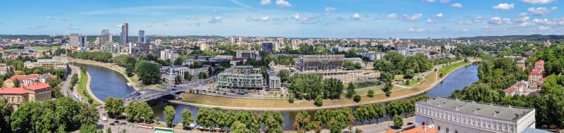 Panorama - sikt av staden av Vilnius från tornet av Gedimin royaltyfri bild Panorama - sikt av staden av Vilnius från tornet av Gedimin royaltyfri bild