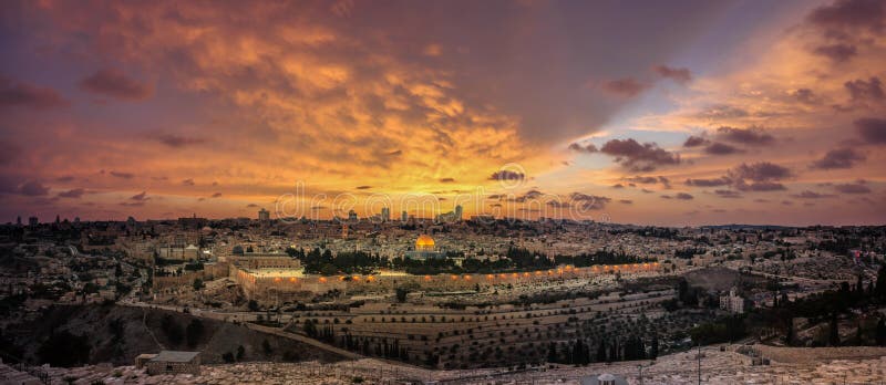 Panorama- solnedgångsikt av Jerusalem den gamla staden och tempelmonteringen från Mountet of Olives royaltyfri foto