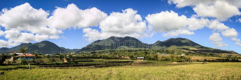 Panorama sopra le montagne e le risaie di Ruteng, isola del Flores, Indonesia immagini stock libere da diritti Panorama sopra le montagne e le risaie di Ruteng, isola del Flores, Indonesia immagini stock libere da diritti