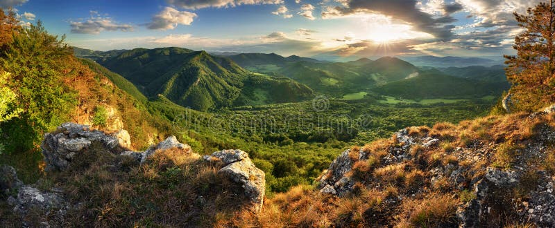 Panorama jarní hory s lesem při západu slunce, Slovensko