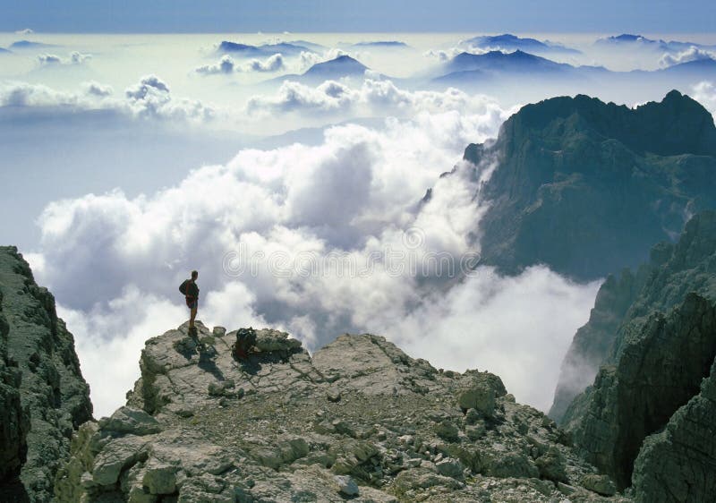 Panorama strabiliante pieno d'ammirazione della montagna dello scalatore