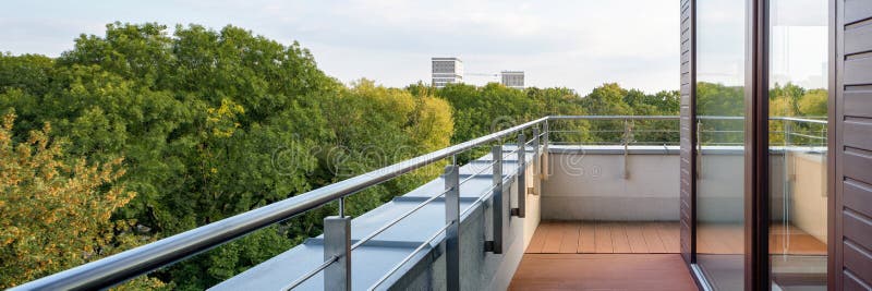Panorama stylowy balkon z niesamowitym widokiem fotografia stock