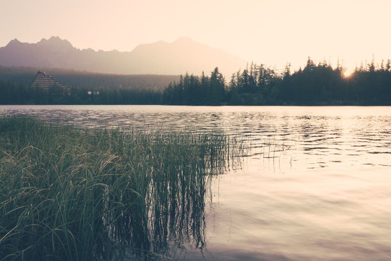 Panorama východu slunce nad horským jezerem Štrbské Pleso