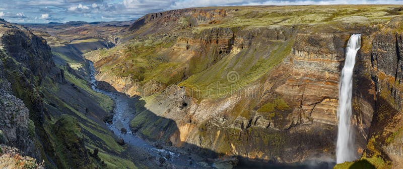 Panorama sur les chutes d'eau de Haifoss dans les Highlands, Islande image stock Panorama sur les chutes d'eau de Haifoss dans les Highlands, Islande image stock