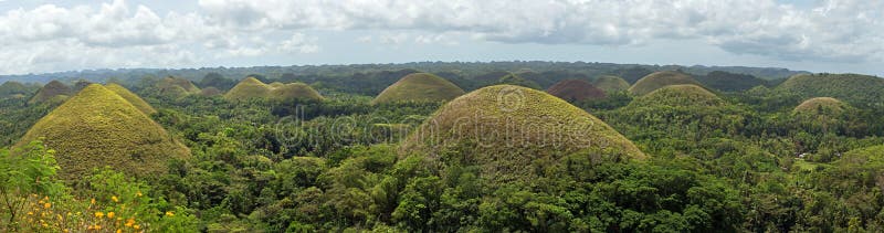 Panorama sławnego punktu zwrotnego czekoladowi wzgórza w Bohol wyspie fotografia royalty free Panorama sławnego punktu zwrotnego czekoladowi wzgórza w Bohol wyspie fotografia royalty free