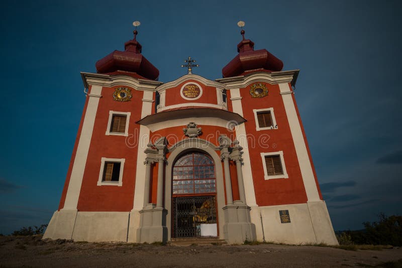 Panoráma vrcholovej časti alebo záver Banskoštiavnickej kavalérie na strednom Slovensku v popoludňajších hodinách. Malebný barok