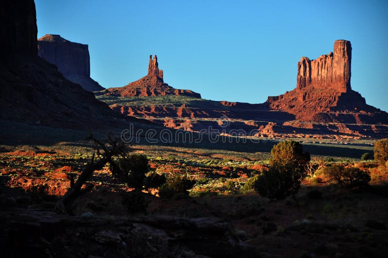Panorama tribal de stationnement d'Indien de Navajo de vallée de monument