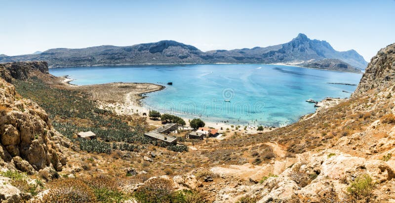 Panorama: Turquesa da lagoa de Balos e mar azul, vista do penhasco do forte da ilha, ilha da Creta, Grécia foto de stock royalty free Panorama: Turquesa da lagoa de Balos e mar azul, vista do penhasco do forte da ilha, ilha da Creta, Grécia foto de stock royalty free