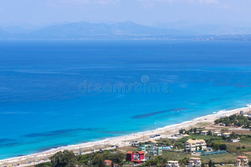 Panorama van Agios Ioanis-strand met blauwe wateren, Lefkada, Griekenland