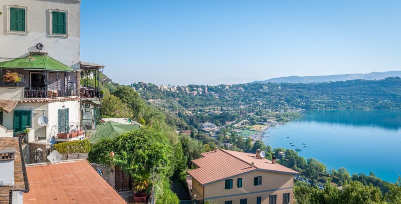 Panorama van Albano Lake-kust, de Provincie van Rome, Latium, centraal Italië stock afbeelding Panorama van Albano Lake-kust, de Provincie van Rome, Latium, centraal Italië stock afbeelding