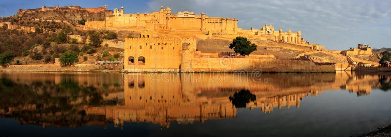Panorama van Amber Fort in Maota-Meer dichtbij Jaipur, Radja wordt weerspiegeld die royalty-vrije stock foto Panorama van Amber Fort in Maota-Meer dichtbij Jaipur, Radja wordt weerspiegeld die royalty-vrije stock foto