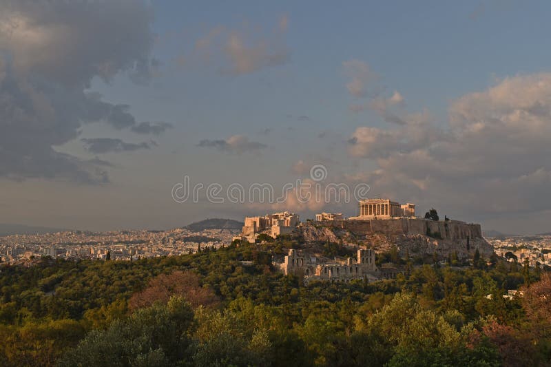 Panorama van Athene met Akropolisheuvel, Griekenland royalty-vrije stock foto Panorama van Athene met Akropolisheuvel, Griekenland royalty-vrije stock foto