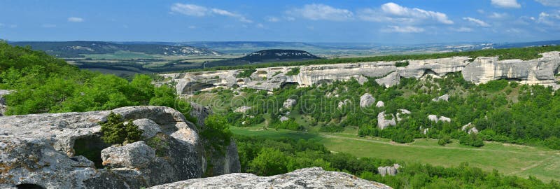 Panorama van bergen en blauwe hemel stock afbeelding